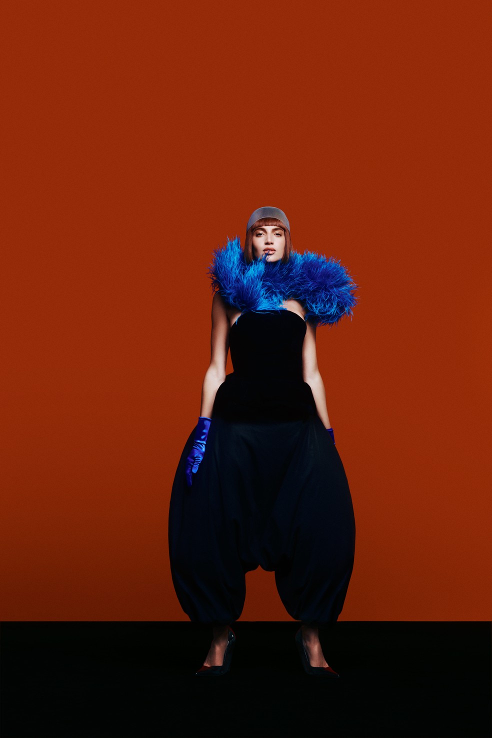 Estola e luva, ambas Frou Frou Vintage; corset Martliana; calça Obrigon; sapato Schutz — Foto: Foto Hudson Rennan