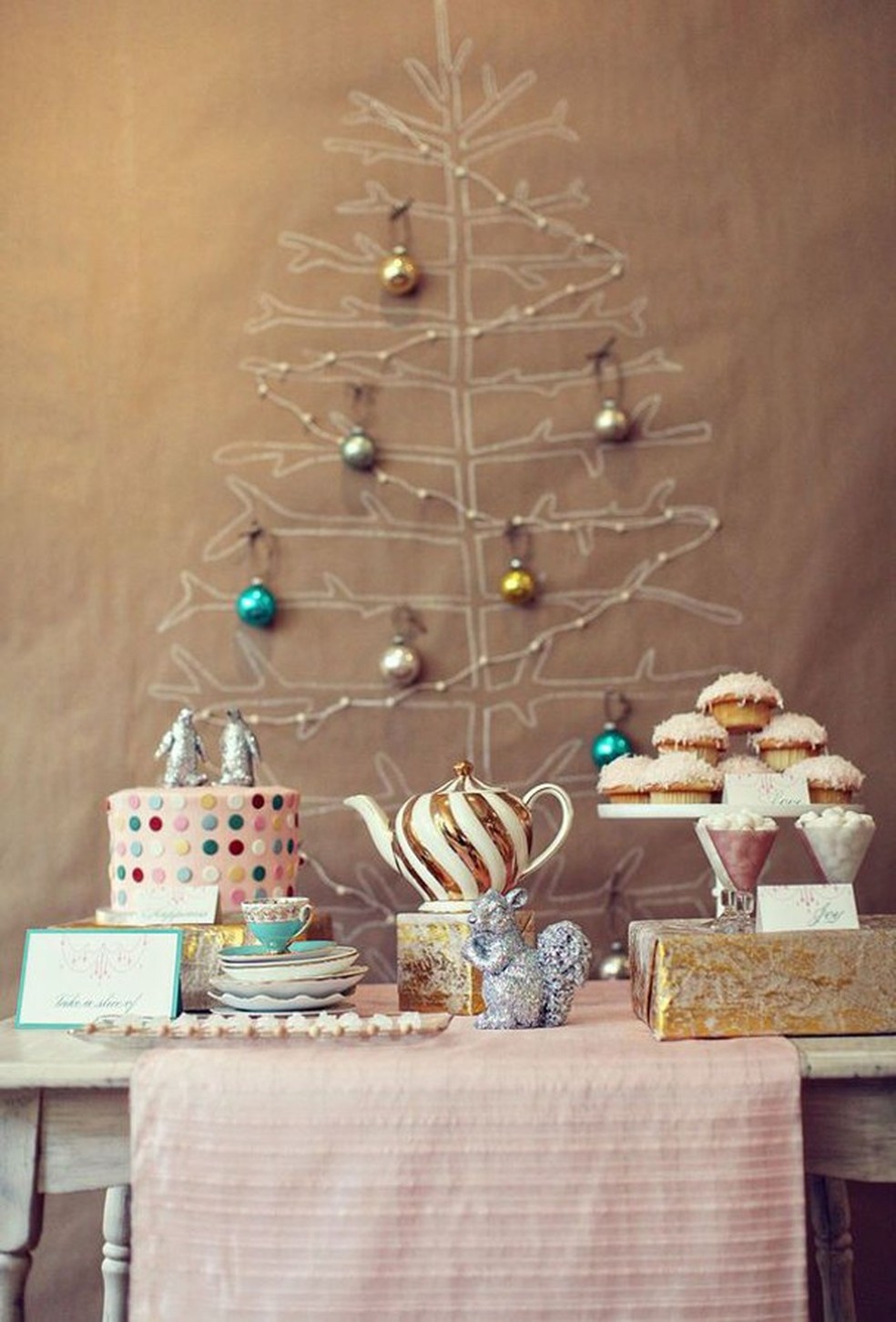 Ideias de árvore de Natal miniatura para quem não tem muito espaço em casa (Foto: Pinterest) — Foto: Glamour