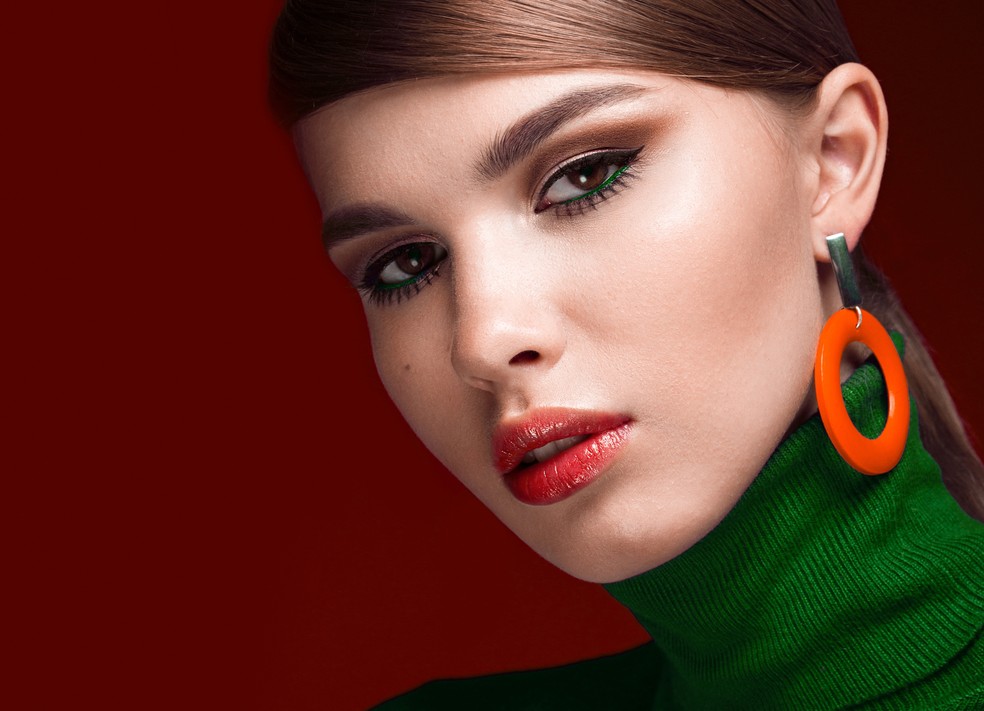 Truque vintage de make com cílios stiletto — Foto: Getty Images