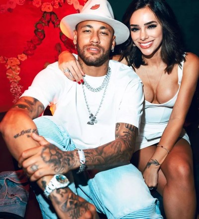 Bruna Biancardi se diverte com Davi Lucca, filho de Neymar em noite luau