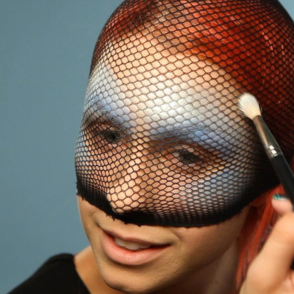 Maquiagem de sereia: você vai precisar de uma meia arrastão (Foto: Divulgação) — Foto: Glamour