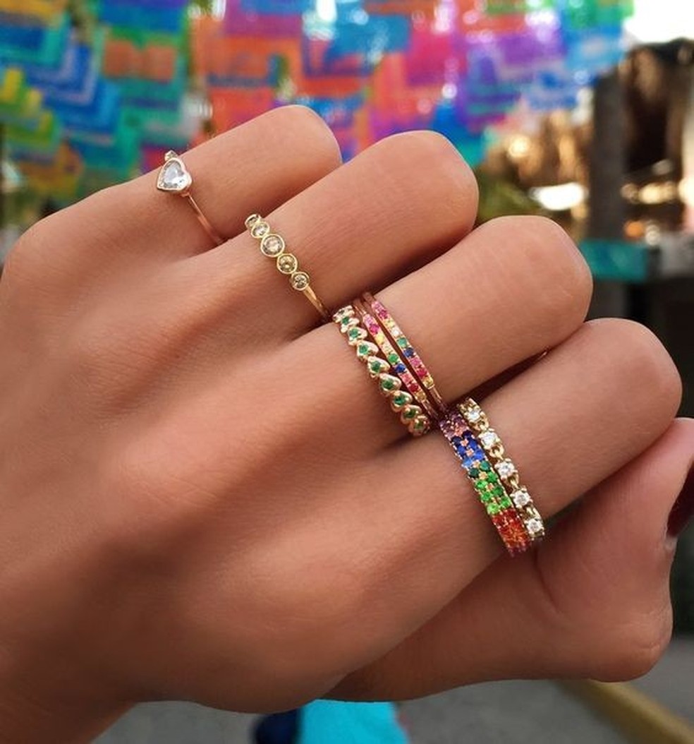 Anel arco-íris é a tendência da vez quando o assunto é acessório (Foto: Pinterest ) — Foto: Glamour