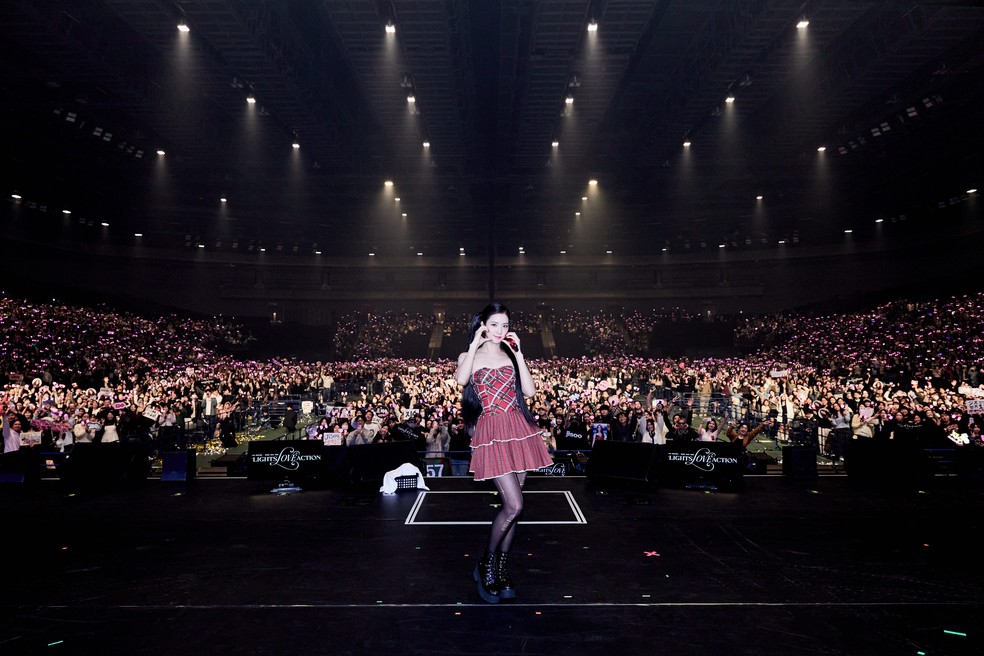 Jisoo brilha em minivestido exclusivo Tommy Jeans durante turnê no Japão — Foto: Divulgação