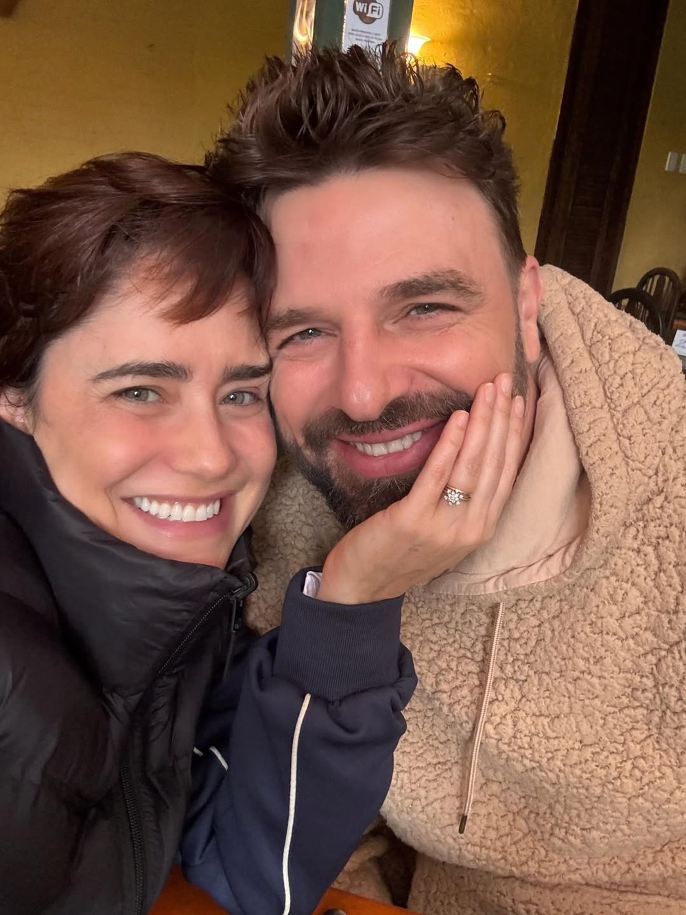 Fernanda Vasconcellos posa em clima de romance com marido após 13 anos ...