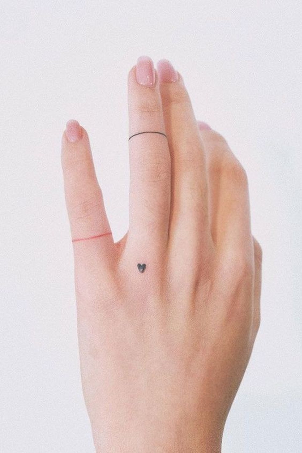 Tudo o que você queria saber sobre tatuagens nas mãos e nos dedos, mas  tinha medo de perguntar