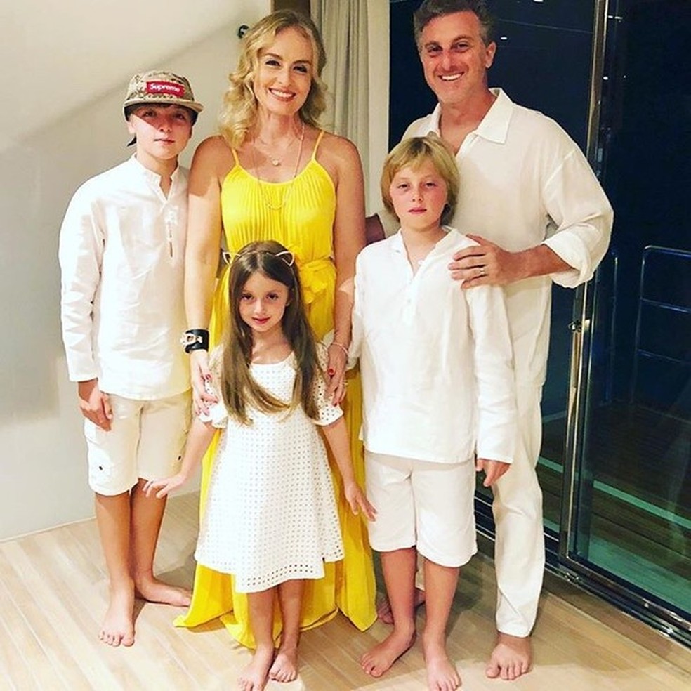 Angélica, Luciano Huck e família (Foto: Instagram/Reprodução) — Foto: Glamour