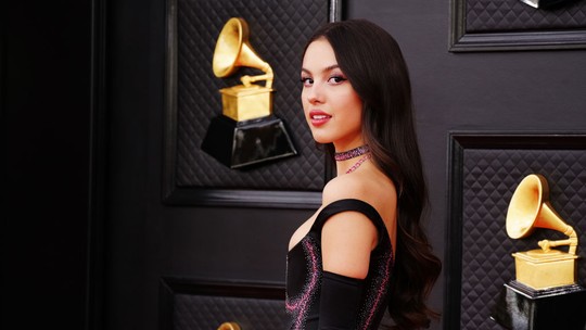 Grammy 2022: Um dos destaques da noite, Olivia Rodrigo chega ao tapete vermelho; confira look
