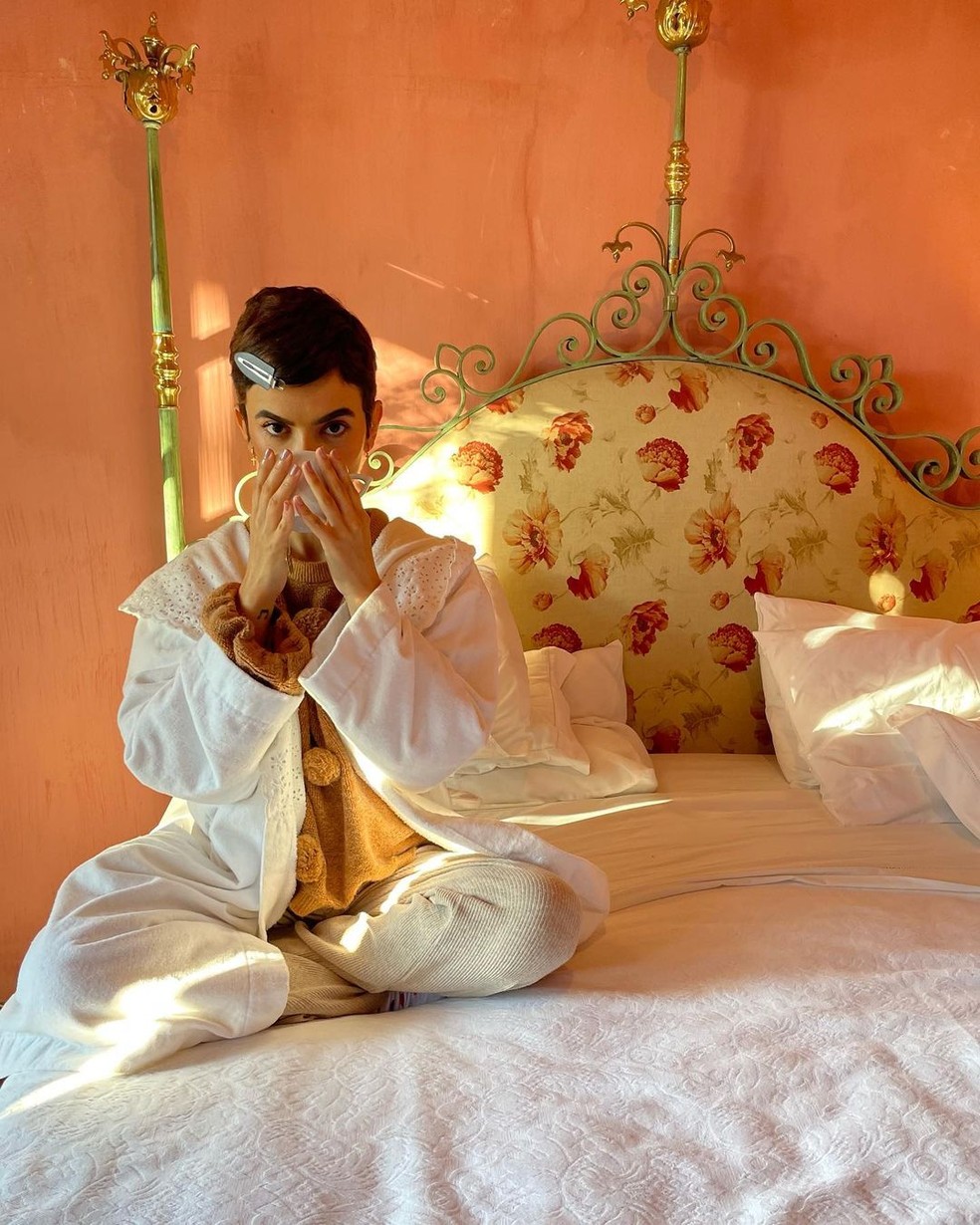 A cantora Manu Gavassi combina o seu pijama com a decoração do quarto, elevando o ritual de conforto para um novo nível. Amamos! — Foto: Instagram @manugavassi