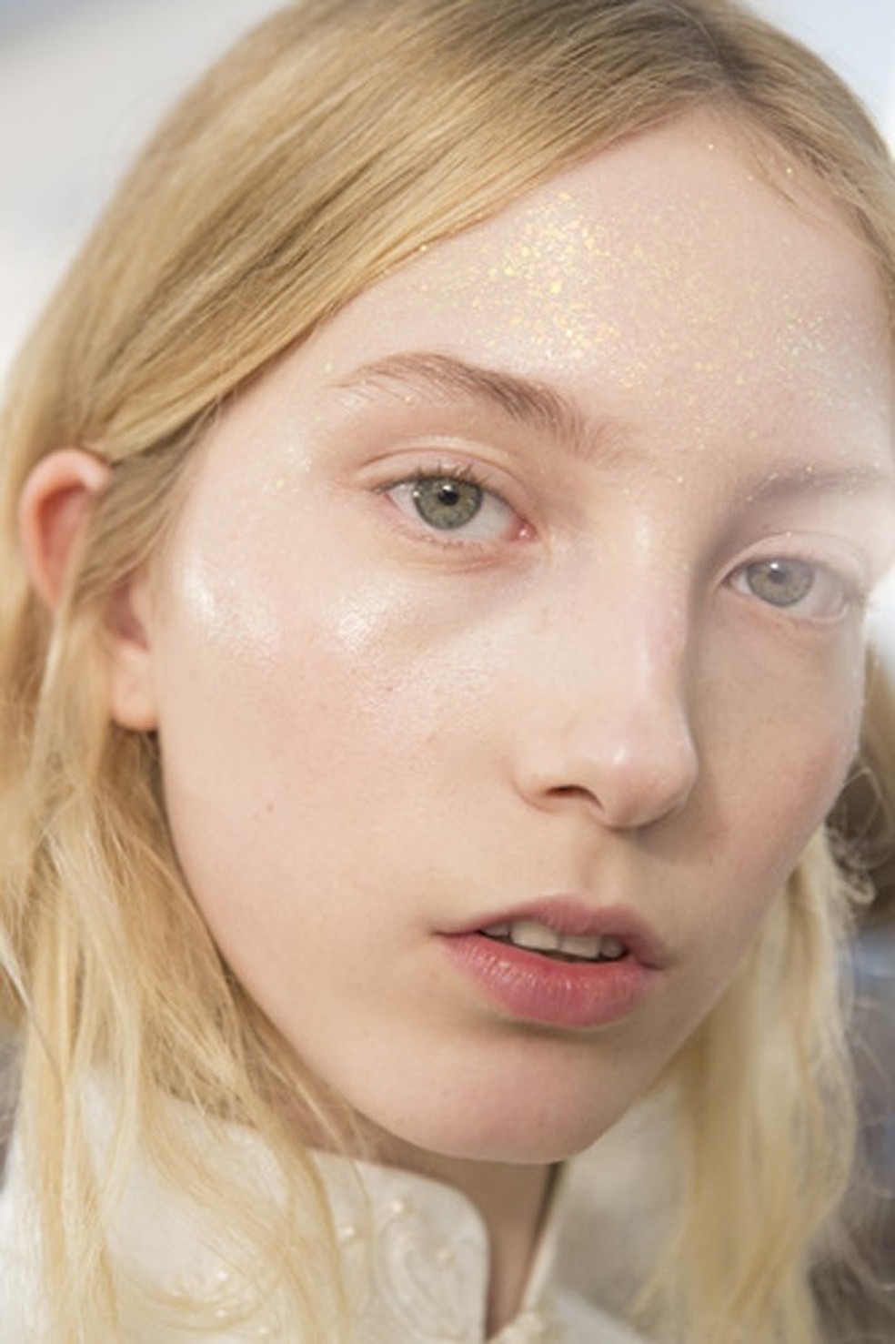 Desfile da Preen teve glitter dourado por toda a face (Foto: ImaxTree) — Foto: Glamour