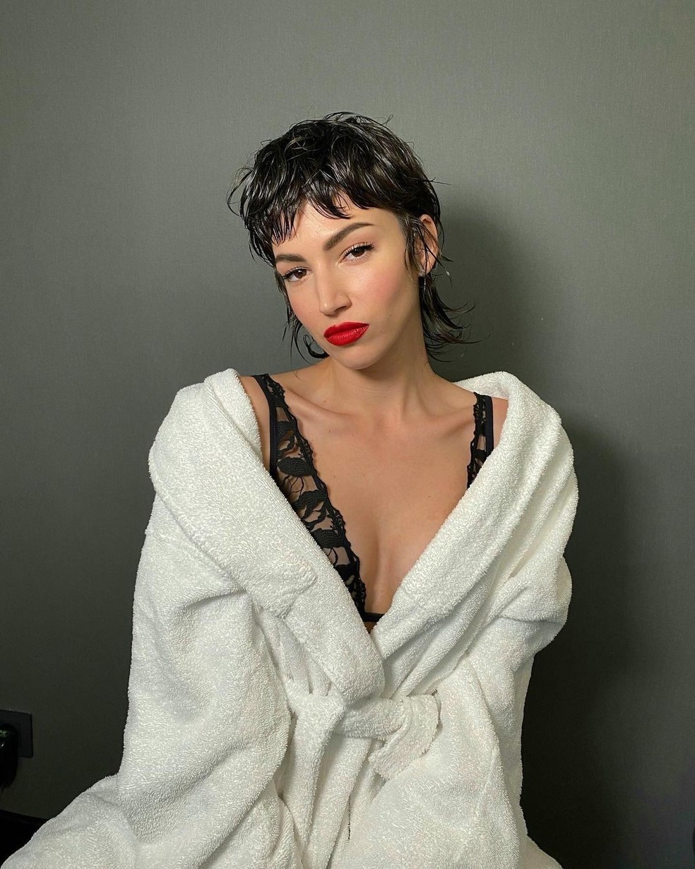 Úrsula Corberó + mullet curtinho + franja = amor verdadeiro (Foto: Reprodução/Instagram @ursulolita) — Foto: Glamour