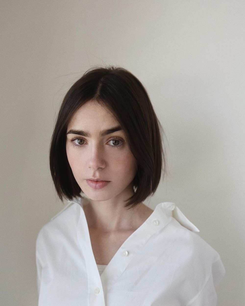 Lily Collins radicaliza o visual e aposta em corte e cor perfeitos para ...