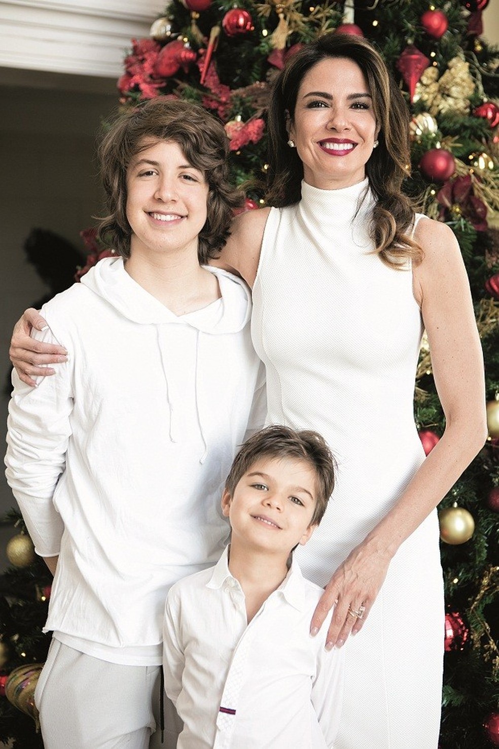 Luciana Gimenez com os filhos Lucas, de 17, e Lorenzo, de 6, no último Natal (Foto: Marcela Barros) — Foto: Glamour