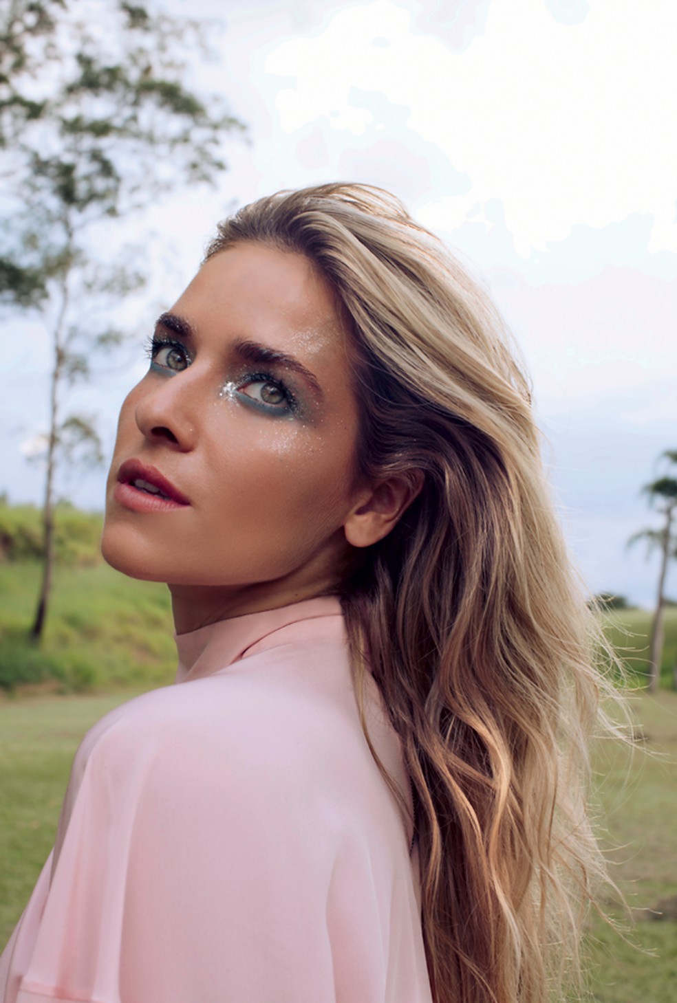 Efeito Unicórnio / Beleza: Fabiana Gomes (make) e Rafael Capello (cabelo) (Foto: (Foto: Karine Basílio)) — Foto: Glamour