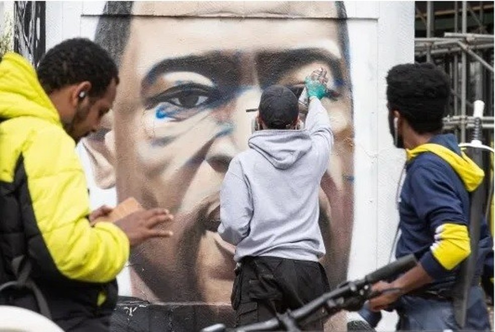 Mural de George Floyd amanhece pichado com comentários racistas (Foto: Reprodução ) — Foto: Glamour