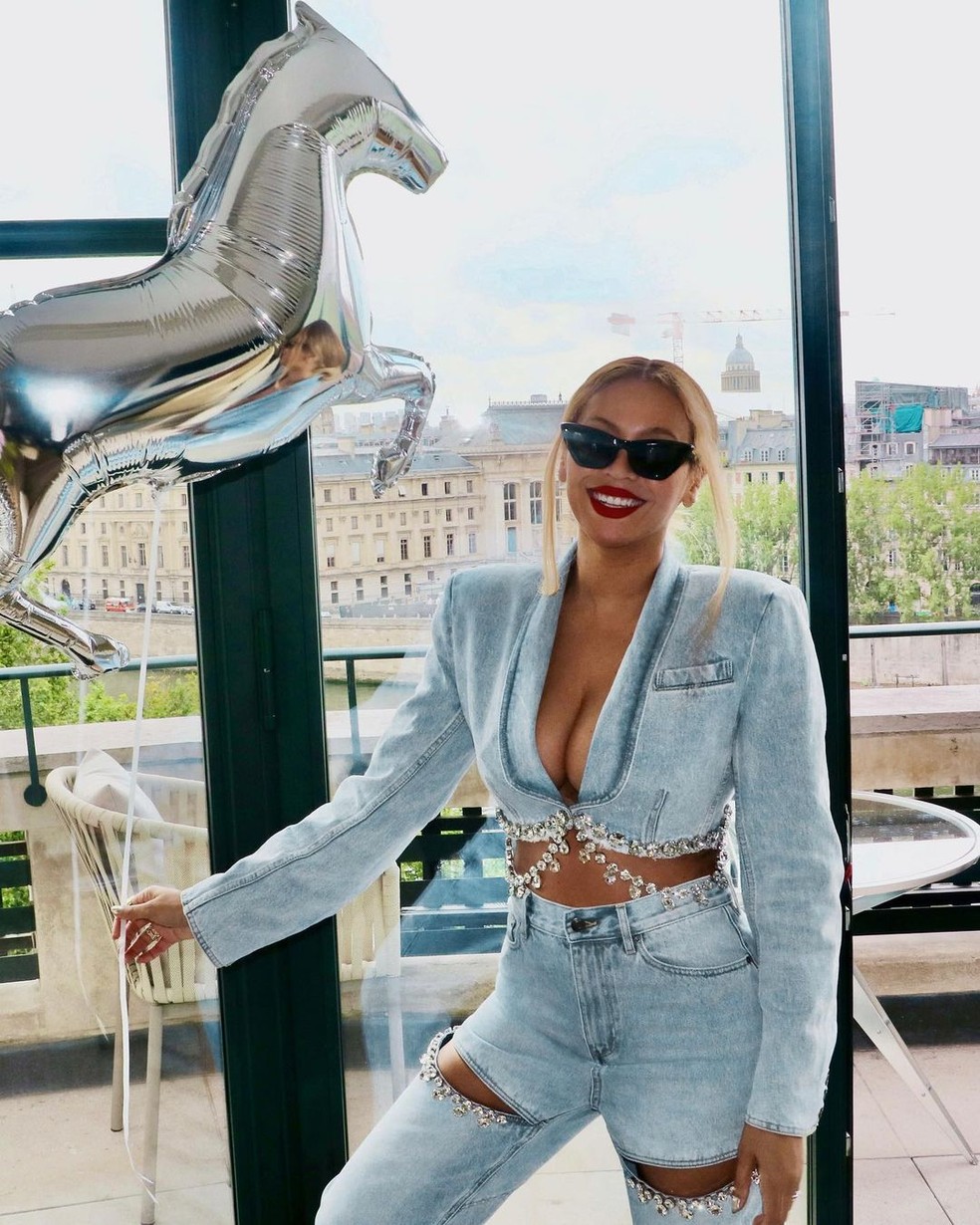 Beyoncé abre álbum de fotos em Paris — Foto: glamour