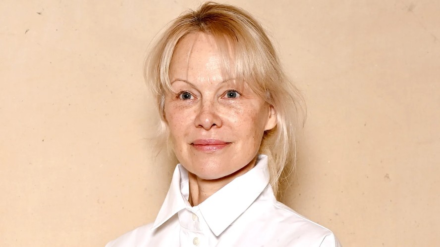 A nova era de estilo de Pamela Anderson inclui maquiagem e um bob ondulado 'romântico'