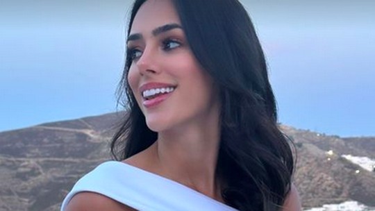 Bruna Biancardi elege vestido branco com recortes para passeio na Grécia