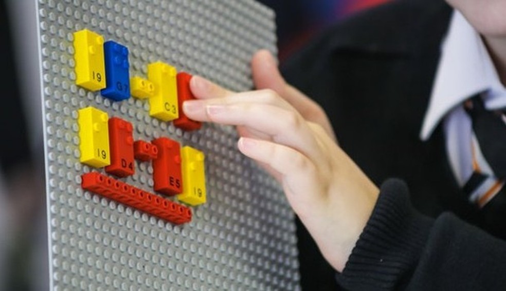 Lego em braile para crianças cegas chegará ao Brasil (Foto: Reprodução/Instagram) — Foto: Glamour