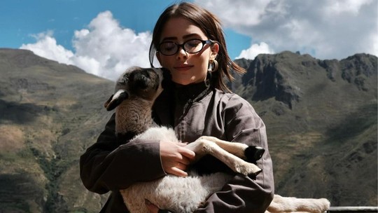 Jade Picon abraça filhote de ovelha e se derrete: "Agora tenho uma filha"