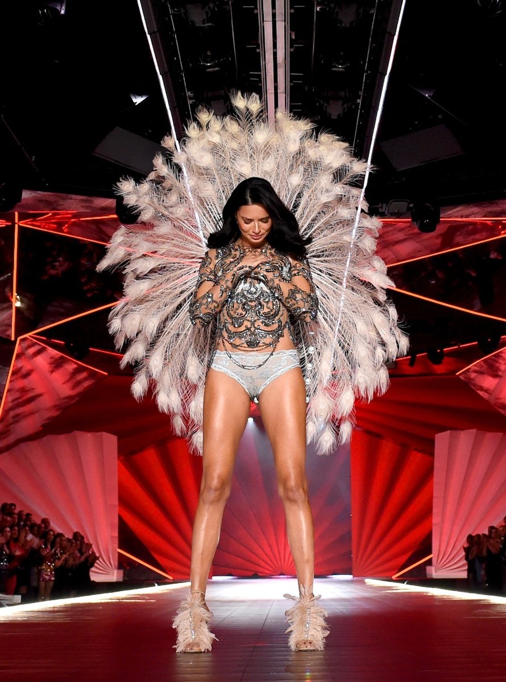 Adriana Lima na sua despedida como angel da Victoria's Secret em 2018 — Foto: Getty Images