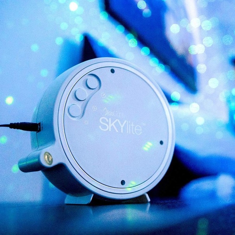 Este aparelho projeta um céu cheio de estrelas nas paredes do seu quarto (Foto: Reprodução/Instagram) — Foto: Glamour
