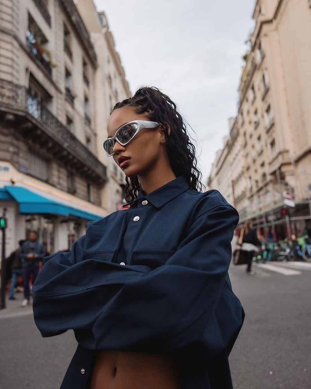 Juliana Nalú aposta em look all-jeans em ensaio de fotos em Paris