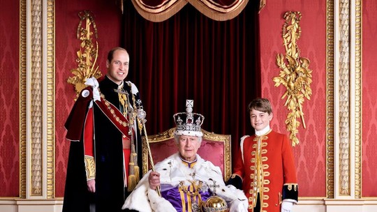 Família Real divulga novas fotos da coroação de Charles III; linha de sucessão é destaque com William e George