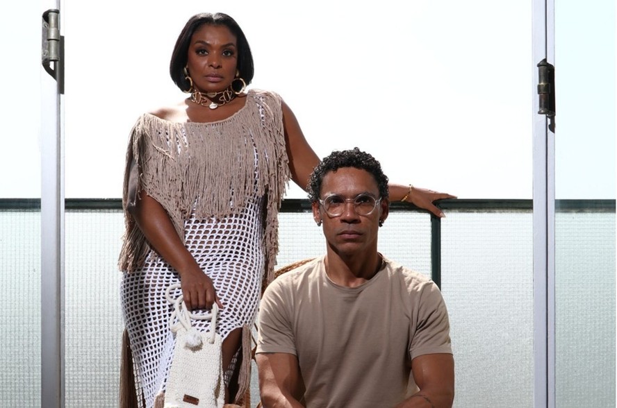 Walkiria Ribeiro e Dih Morais posando no ateliê do designer, localizado no centro de São Paulo