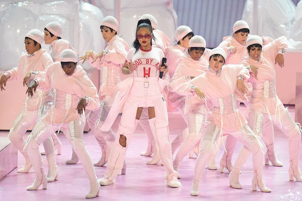 Rihanna veste Hood by Air em apresentação no VMA 2016 (Foto: Getty Images) — Foto: Glamour