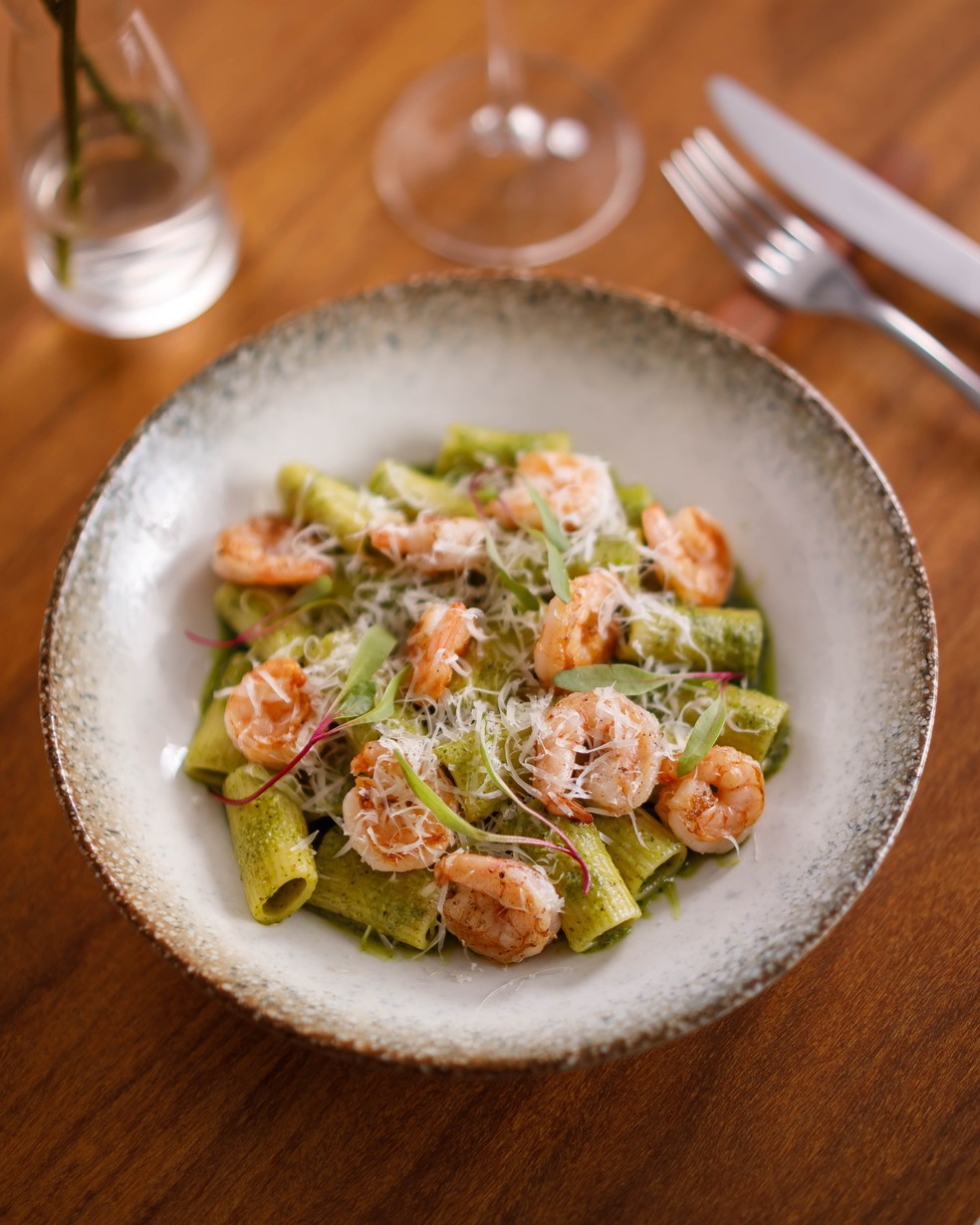 Rigatoni ao Pesto com Camarões Grelhados — Foto: Rui Nagae Fotografia