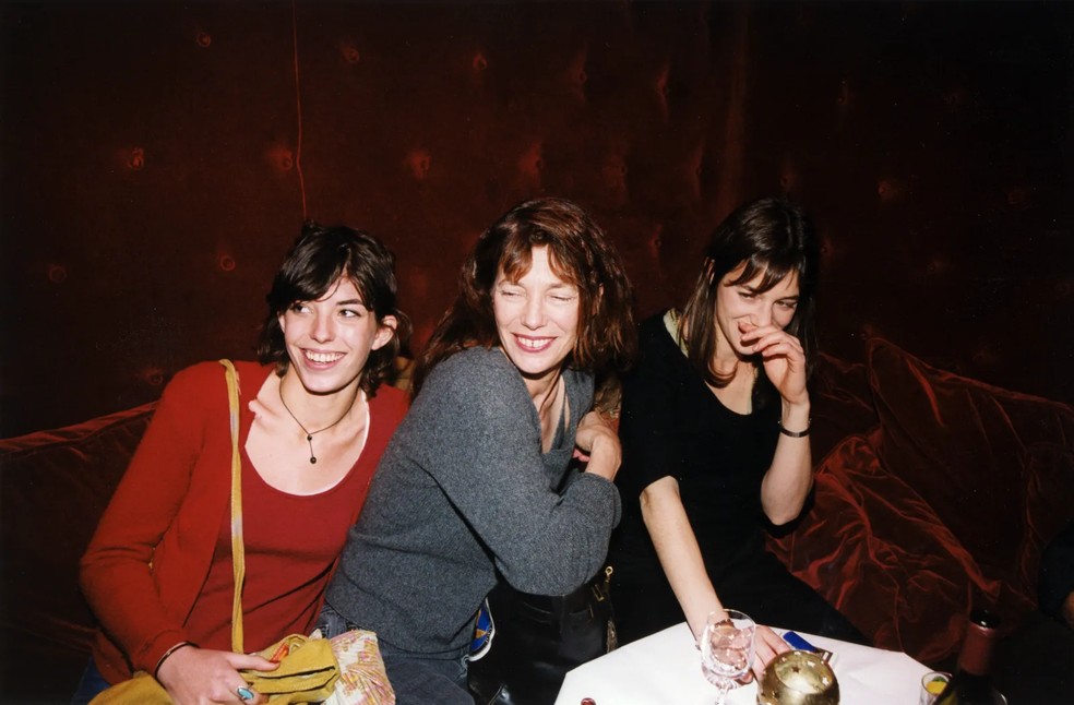 Lou Doillon, Jane Birkin e Charlotte Gainsbourg em Paris em 1999. — Foto: Getty Images
