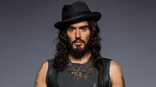 Russell Brand é acusado de estupro e agressão sexual: uma linha do tempo do caso