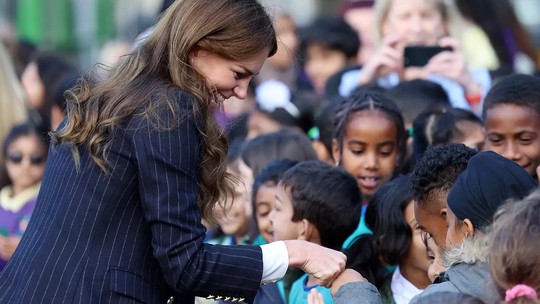 Kate Middleton aposta em terninho chique para evento com Príncipe William no País de Gales