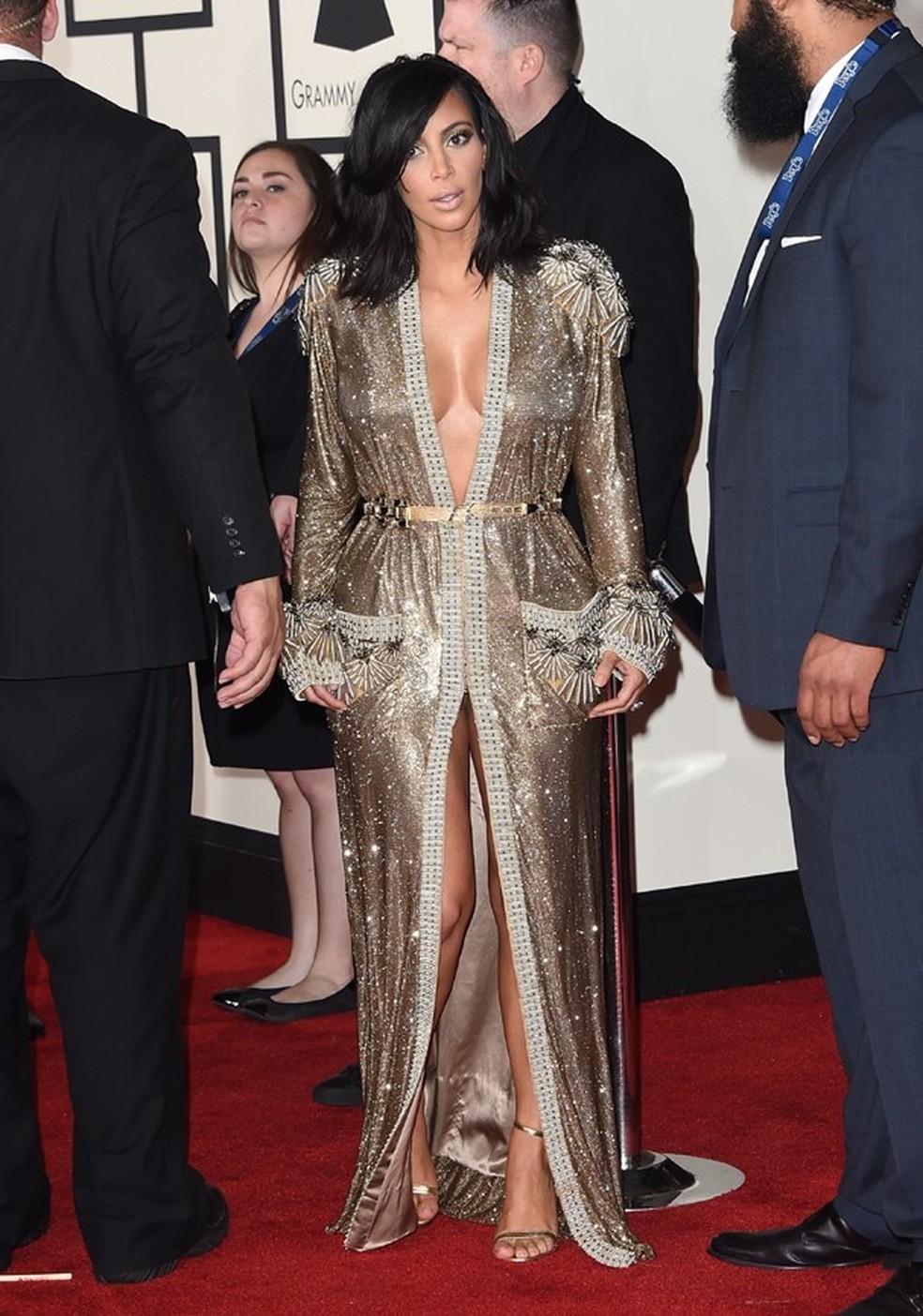 Kim Kardashian usa fita crepe pra segurar os seios quando está com um modelito risqué (Foto: Getty Images) — Foto: Glamour