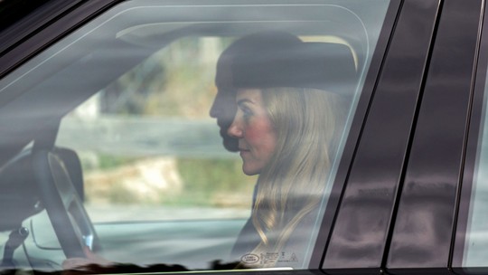 Kate Middleton surpreende ao aparecer com cabelo loiro em rara saída de verão