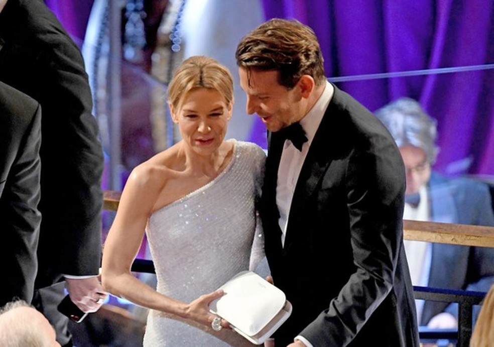 HOLLYWOOD, CALIFORNIA - FEBRUARY 09: (L-R) Renée Zellweger and Bradley Cooper attend the 92nd Annual Academy Awards at Hollywood and Highland on February 09, 2020 in Hollywood, California. (Photo by Kevin Winter/Getty Images) (Foto: Getty Images) — Foto: Glamour