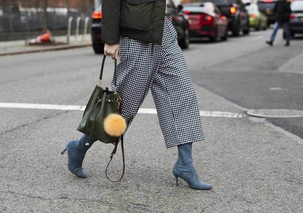 Aqui, um azul mais discretinho, mas ainda assim nada boring (Foto: Imaxtree) — Foto: Glamour