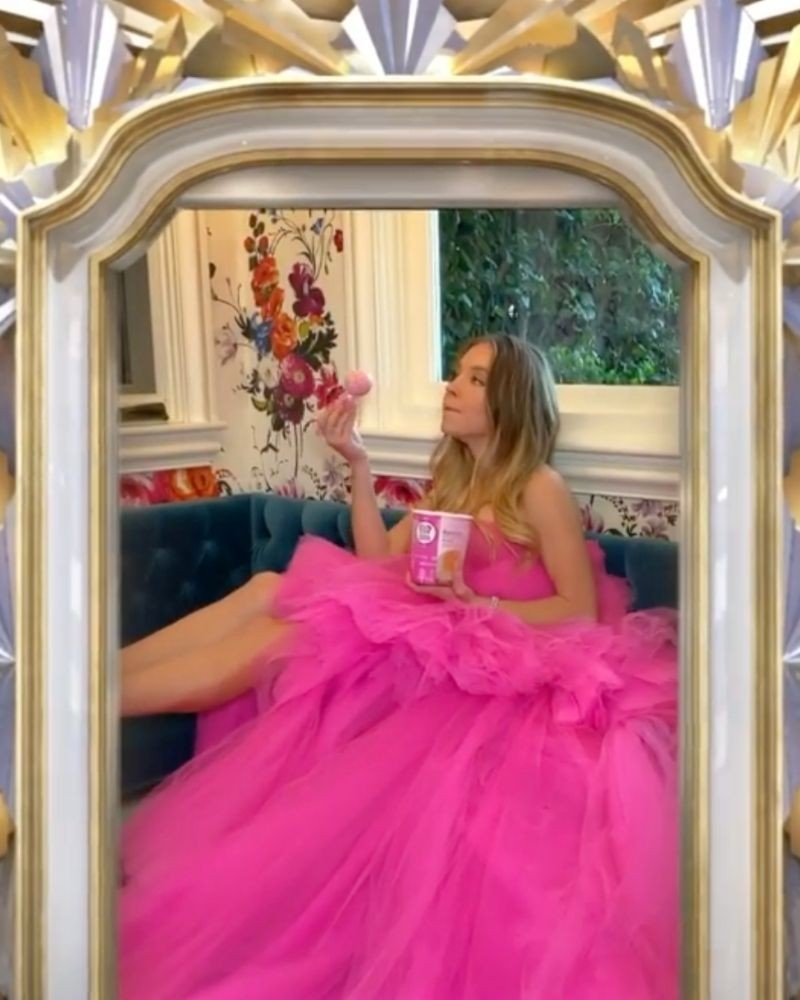 Sydney Sweeney no tapete vermelho virtual