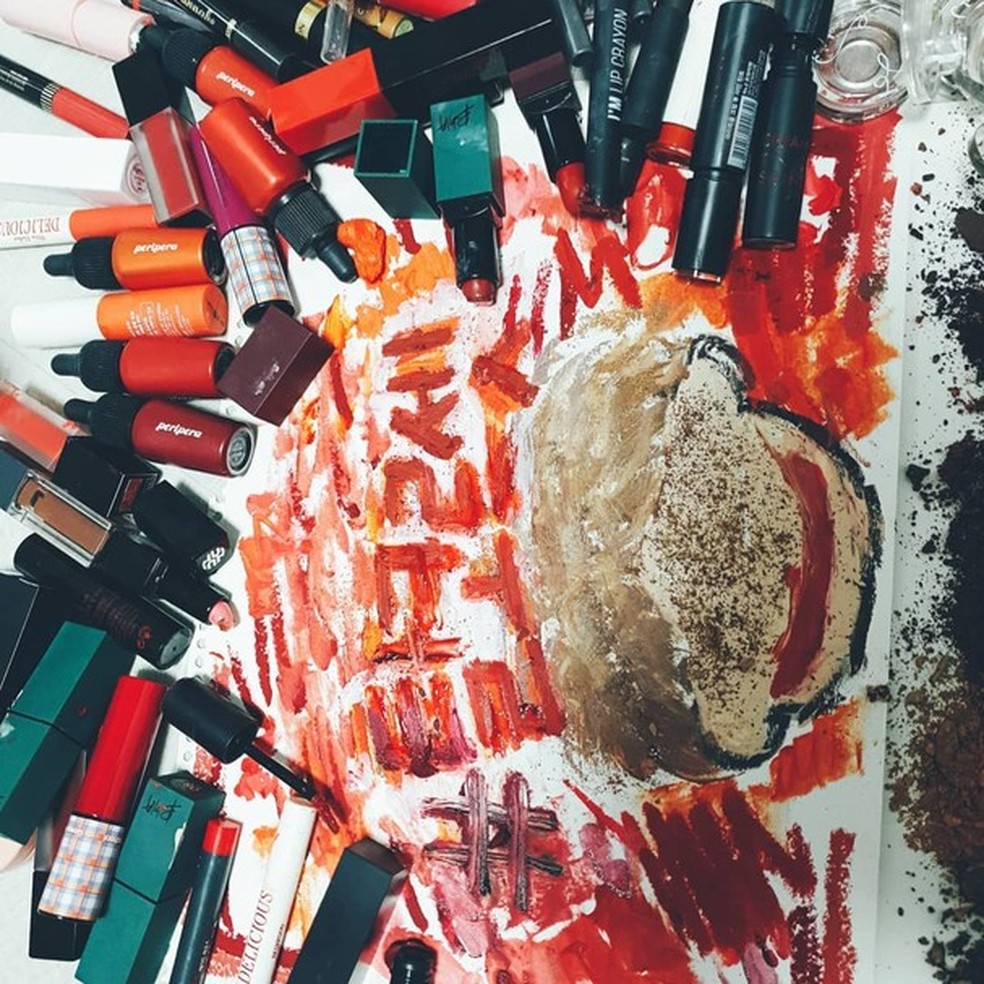 Em novo movimento, sul-coreanas questionam rígidos padrões de beleza do país (Foto: Reprodução/Instagram) — Foto: Glamour