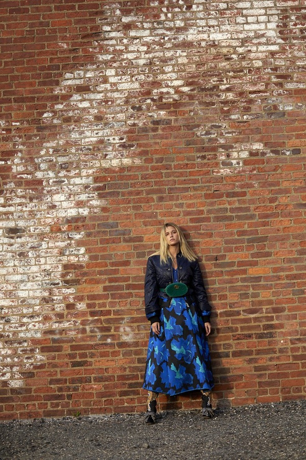 Tirando a pochete da Gucci, Helena veste look À La Garçonne (Foto: Pedro Arieta/Glamour Brasil) — Foto: Glamour