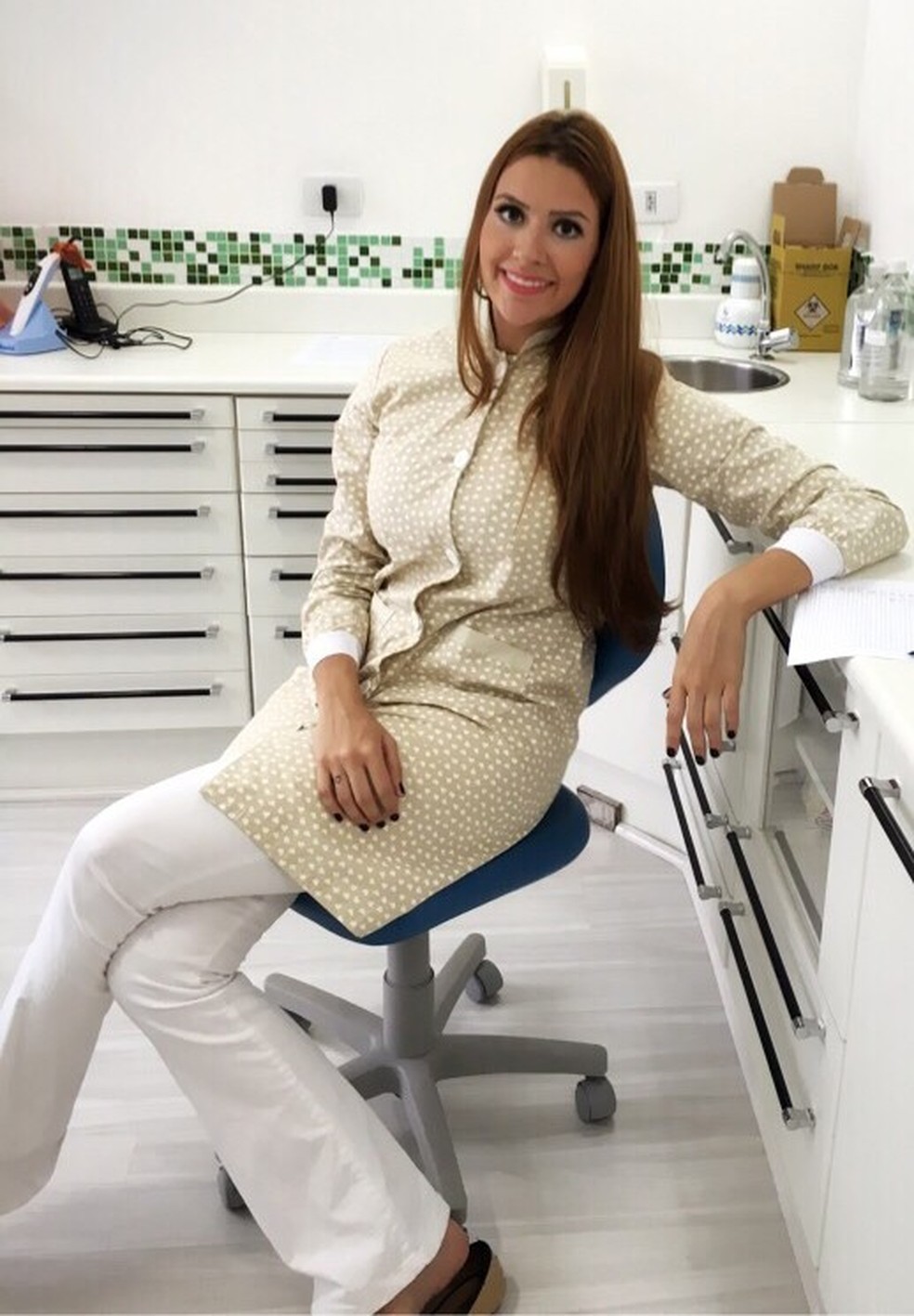 Tamires Peloso em seu ofício de cirurgiã-dentista (Foto: Reprodução/Instagram) — Foto: Glamour