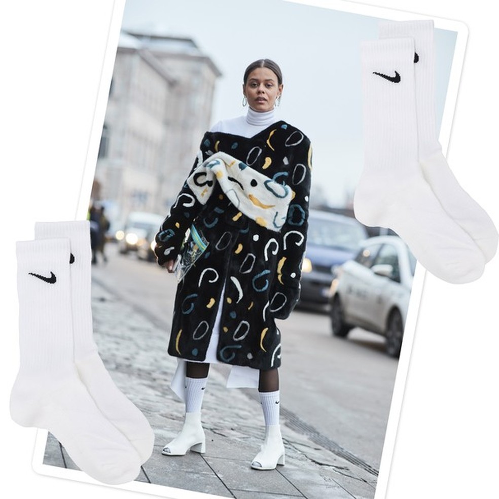 Para atualizar o look de inverno? Meias esportivas! (Foto: Imaxtree) — Foto: Glamour
