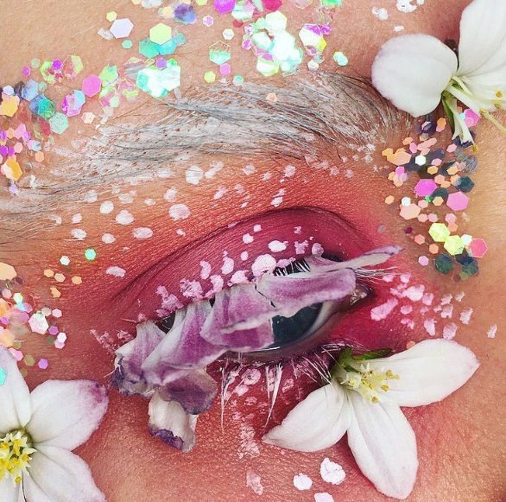 Como fazer uma maquiagem diferentona usando flores e folhas