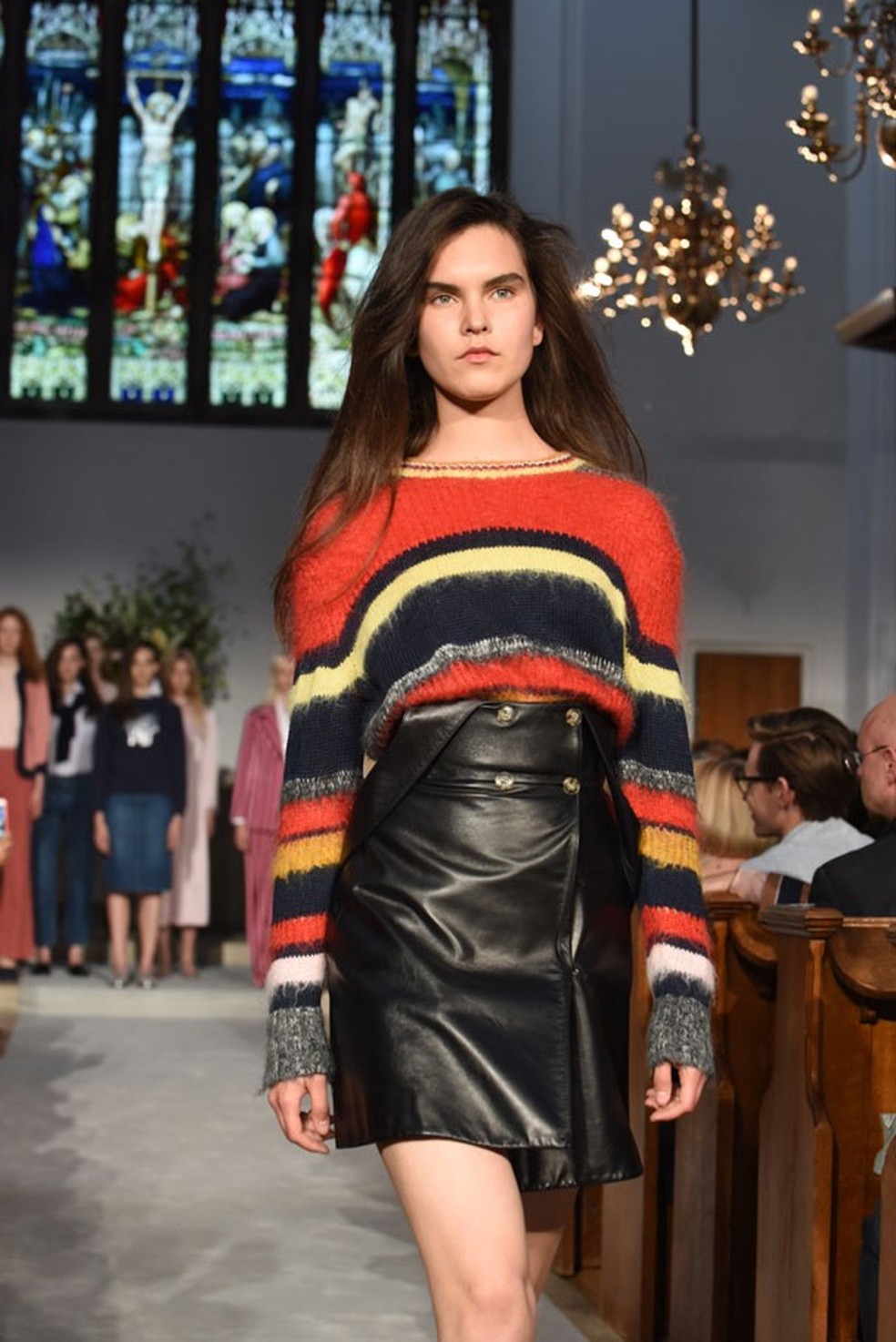 Saias de couro e jacquard também são ponto forte da coleção de Alexa Chung - e lindas, por sinal! (Foto: Nicky J Sims/Getty Images) — Foto: Glamour