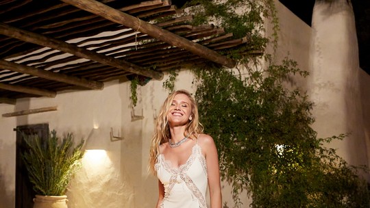 Celina Locks veste mix de joias poderosas em segundo look da celebração de casamento em Ibiza