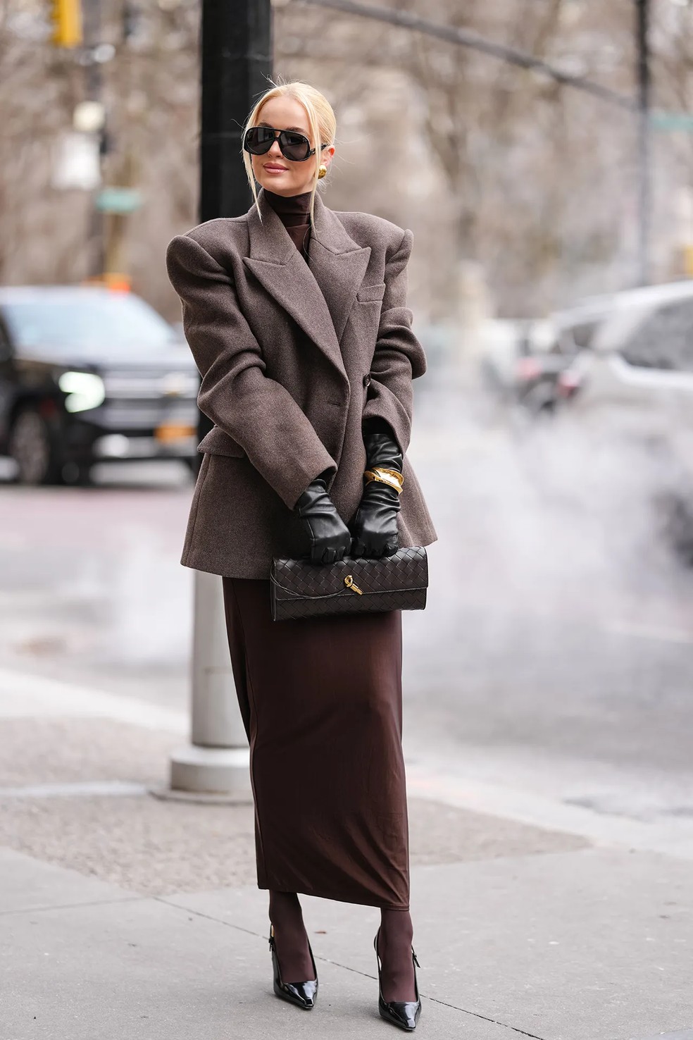 Luva combinada com blazer com ombreira poderosa — Foto: Getty Images