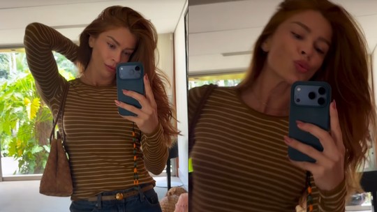 De férias, Grazi Massafera mostra momento de 'bobeira' e joga charme em frente ao espelho