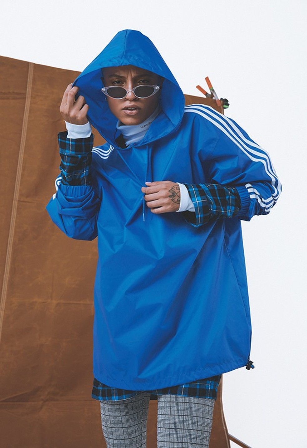 Jaqueta, R$ 250, Adidas Originals; camisa, R$ 280, Amaro; gola alta, R$ 180, Calvin Klein; calça, R$ 80, Riachuelo. Óculos, R$ 99, LBA (Foto: Bruna Castanheira)  — Foto: Glamour