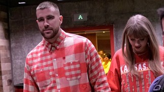 Travis Kelce e Taylor Swift de mãos dadas — Foto: Reprodução/Twitter