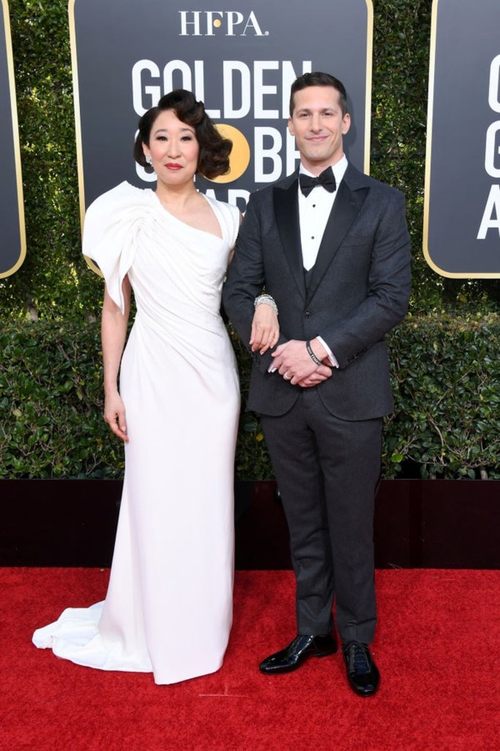 Os apresentadores da noite, Sandra Oh and Andy Samberg, chegam ao Globo de Ouro 2019 (Foto: Getty Images) — Foto: Glamour
